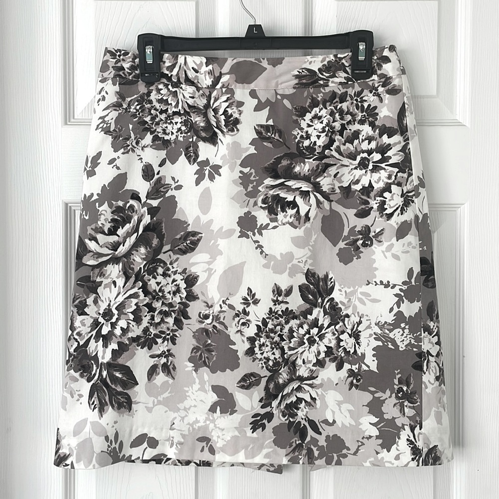 Van Heusen monotone business skirt, size 6